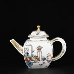Photo d'une théière en porcelaine d'époque Qianlong de forme quadrangulaire, décorée dans les émaux de la Famille Rose de personnages.