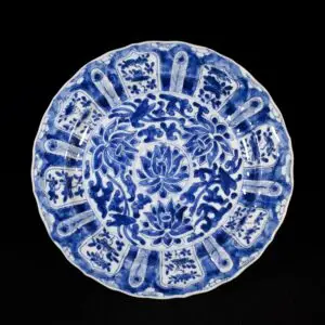 Photo d'un plat en porcelaine lotiforme d'époque Kangxi à décor bleu et blanc de fleurs de lotus.
