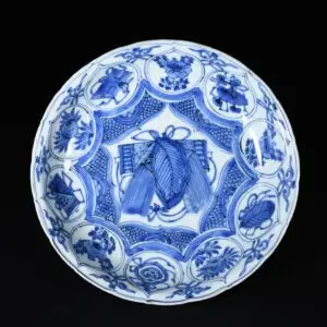 Photo d'une coupe en porcelaine d'époque Wanli, à décor Kraak bleu et blanc d'objets précieux.