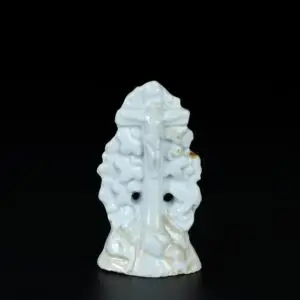 Photo d'un groupe en porcelaine dite "Blanc de Chine" d'époque Kangxi, figurant un Christ.