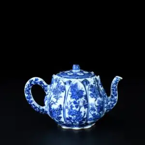 Photo d'une théière en porcelaine d'époque Kangxi en forme de fleurs de lotus à décor bleu et blanc.