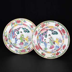 Photo d'une paire d'assiettes en porcelaine d'époque Yongzheng, décorées dans les émaux de la Famille Rose de Magu, son attendant, et un cerf.