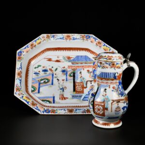 Photo d'une aiguière et son bassin en porcelaine, décorées dans les émaux de la Famille Rose, de personnages sur une terrasse.