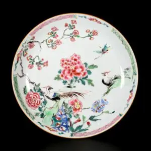 Photo d'une coupe en porcelaine d'époque Yongzheng aux émaux de la Famille Rose à décor de faisans et de pivoines.