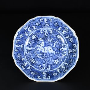 Photo d'un petit plat lobé en porcelaine d'époque Chongzhen ou Shunzi, à décor bleu et blanc d'un cheval dans les vagues.
