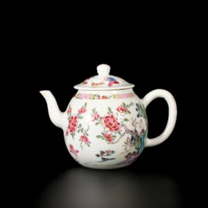 Photo d'une théière en porcelaine d'époque Yongzheng, décorée dans les émaux de la Famille Rose de paysages et fleurs de lotus.