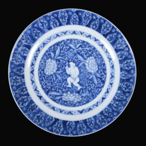 Photo d'une coupe en porcelaine d'époque Kangxi, à décor bleu et blanc d'un enfant tenant une branche de pivoine.