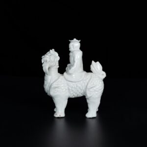 Photo d'une figure en porcelaine d'époque Kangxi, dite Blanc de Chine, provenant des fours de Dehua, représentant un européen chevauchant un Qilin.