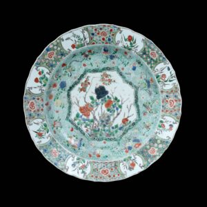 Photo d'un large plat en porcelaine d'époque Kangxi, décoré dans les émaux de la Famille Verte de branches fleuries.