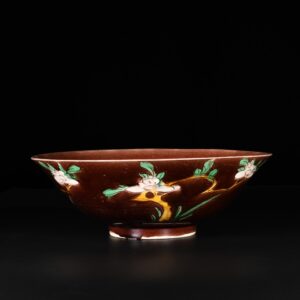 Photo d'un bol en porcelaine d'époque Kangxi, à glaçure aubergine, en biscuit émaillé dit "Brinjal".