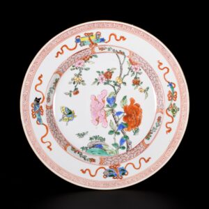 Photo d'une assiette en porcelaine d'époque Yongzheng aux émaux de la Famille Rose et de la Famille Verte à décor d'un papillon.