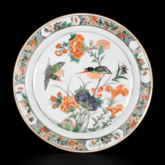 Photo d'une assiette en porcelaine d'époque Kangxi aux émaux de la Famille Verte à décor de deux oiseaux et d'une sauterelle.