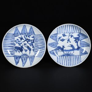 Photo d'une paire de coupes en porcelaine datant de la fin de la dynastie Ming, à décor bleu et blanc d'un singe et d'un cerf.