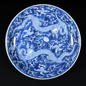 Photo d'un plat en porcelaine d'époque Kangxi à décor bleu et blanc de deux dragons.