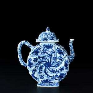 Photo d'une verseuse en porcelaine d'époque Kangxi , à décor bleu et blanc en forme de flasque.
