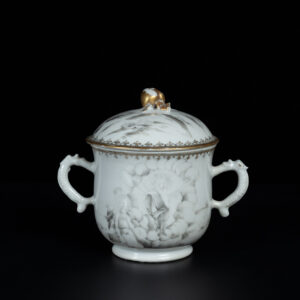 Photo d'un pot à crème en porcelaine d'époque Qianlong, à décor en grisaille de la Résurrection du Christ.