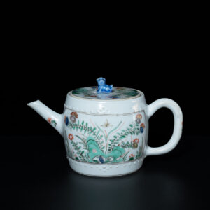 Photo d'une théière en porcelaine d'époque Kangxi, décorée dans les émaux de la Famille Verte.