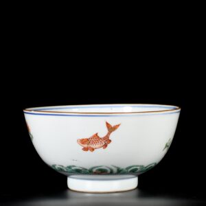 Photo d'un bol en porcelaine d'époque Kangxi décoré dans les émaux de la Famille Verte de carpes et d'algues.