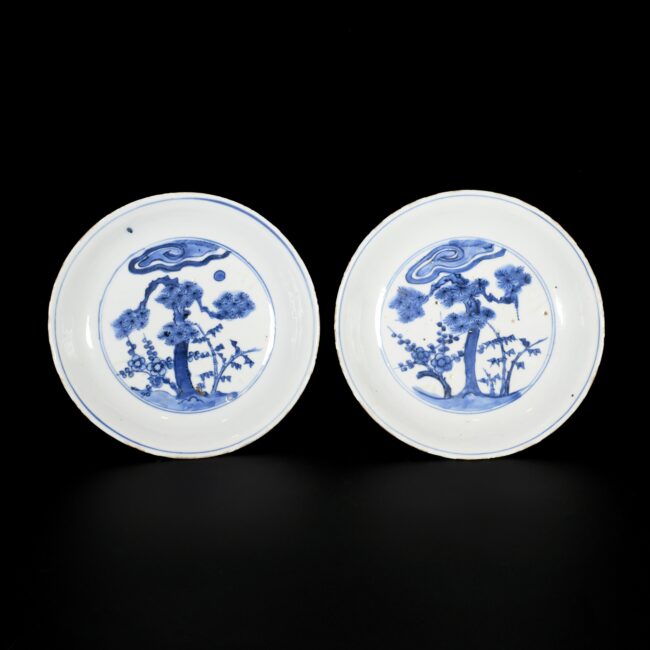 Photo d'une paire de coupes en porcelaine d'époque Wanli, à décor bleu et blanc d'un prunier, d'un pin et de bambous, allégorie des Trois Amis de l'Hiver.