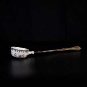 Photo d'une louche en porcelaine d'époque Qianlong, décorée dans les émaux de la Famille Rose de fleurs.
