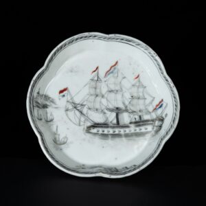 Photo d'un pattipan en porcelaine d'époque Qianlong à décor en grisaille d'un navire portant un pavillon hollandais.
