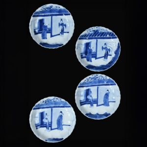 Photo de quatre plats d'une série de huit plats d'époque Kangxi en porcelaine à décor bleu et blanc de la Romance de la Chambre de l'Ouest.