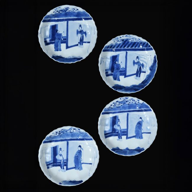 Photo de quatre plats d'une série de huit plats d'époque Kangxi en porcelaine à décor bleu et blanc de la Romance de la Chambre de l'Ouest.