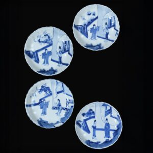 Photo de quatre plats d'une série de huit plats d'époque Kangxi en porcelaine à décor bleu et blanc de la Romance de la Chambre de l'Ouest.