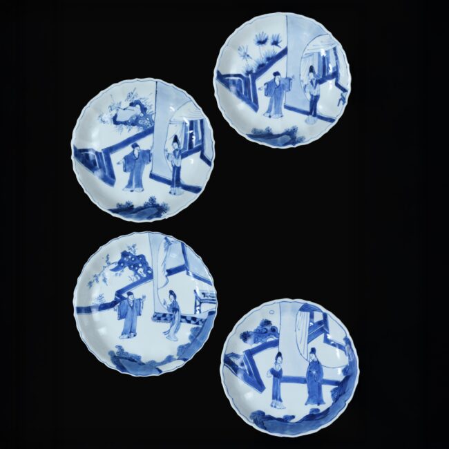 Photo de quatre plats d'une série de huit plats d'époque Kangxi en porcelaine à décor bleu et blanc de la Romance de la Chambre de l'Ouest.