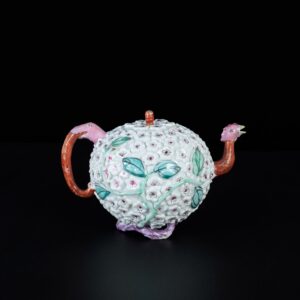 Photo d'une théière en porcelaine d'époque Qianlong, réalisée dans le style de Meissen d'après le modèle dit "Schneeball".