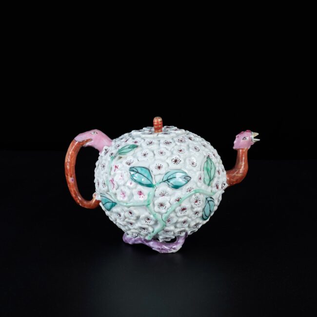 Photo d'une théière en porcelaine d'époque Qianlong, réalisée dans le style de Meissen d'après le modèle dit "Schneeball".