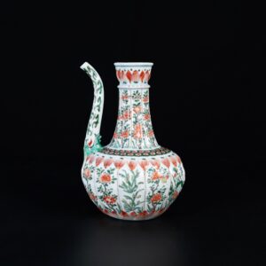 Photo d'une grande verseuse en porcelaine d'époque Kangxi décorée dans les émaux de la Famille Verte.