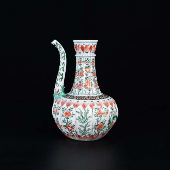 Photo d'une grande verseuse en porcelaine d'époque Kangxi décorée dans les émaux de la Famille Verte.