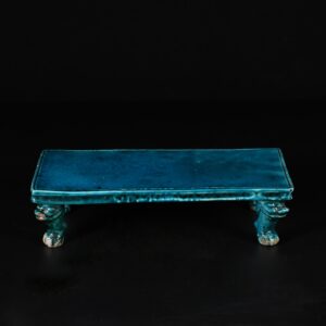 Photo d'une table de lettré en biscuit émaillé à glaçure turquoise d'époque Kangxi.