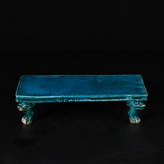 Photo d'une table de lettré en biscuit émaillé à glaçure turquoise d'époque Kangxi.