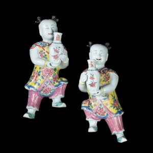 Photo d'une paire d'appliques en porcelaine d'époque Qianlong, décorées dans les émaux de la Famille Rose figurant des garçons tenant un vase.