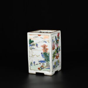 Porte-pinceaux en porcelaine d'époque Yongzheng, décoré dans les émaux de la Famille Rose de paysages lacustres et objets précieux.