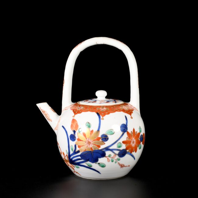 Théière en porcelaine d'époque Kangxi à anse supérieure appliquée, à décor Imari et Famille Verte de fleurs.