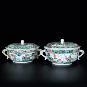 Photo de deux écuelles en porcelaine d'époque Kangxi décorées dans les émaux de la Famille Verte, les anses figurant des têtes de chimères.