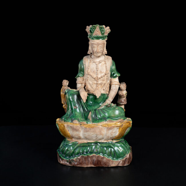 Photo d'une figure aux émaux sancai, datant de la fin de la dynastie Ming, représentant un boddhisatva.