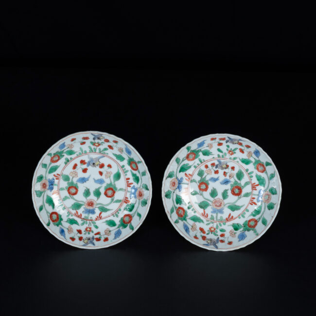 Photo de deux soucoupes en porcelaine d'époque Kangxi, décorées dans les émaux de la Famille Verte d'une marque G au revers.