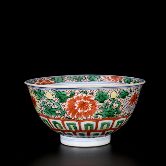 Photo d'un bol en porcelaine d'époque Kangxi, décoré dans des émaux Wucai, de fleurs.