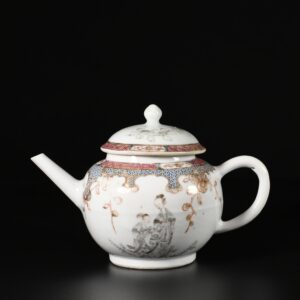Photo d'une théière en porcelaine d'époque Yongzheng, décorée dans les émaux de la Famille Rose et grisaille de personnages.