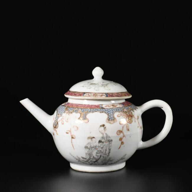 Photo d'une théière en porcelaine d'époque Yongzheng, décorée dans les émaux de la Famille Rose et grisaille de personnages.