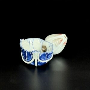 Photo d'un compte-gouttes en porcelaine d'époque Kangxi émaillé bleu, blanc et rouge de fer.