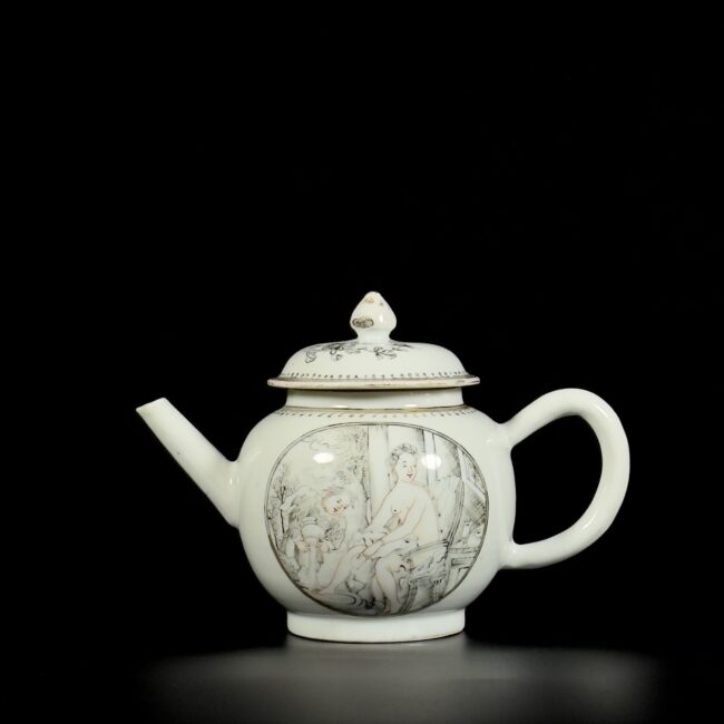 Photo d'une théière en porcelaine d'époque Qianlong, à décor en grisaille de Vénus au bain.