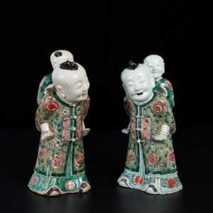 Photo de deux figures en porcelaine émaillée Famille Verte d'époque Kangxi, dite "Piggyback"