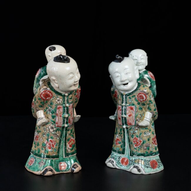 Photo de deux figures en porcelaine émaillée Famille Verte d'époque Kangxi, dite "Piggyback"