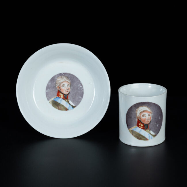 Photo d'une tasse et de sa soucoupe, en porcelaine de Chine datant de la fin du XVIIIe siècle ou du début du XIXe siècle, à décor d'un portrait dans un médaillon.