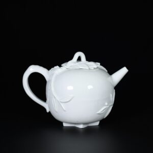 Photo d'une théière en porcelaine d'époque Kangxi, dite "Blanc de Chine" provenant des fours de Dehua, en forme de grenade.